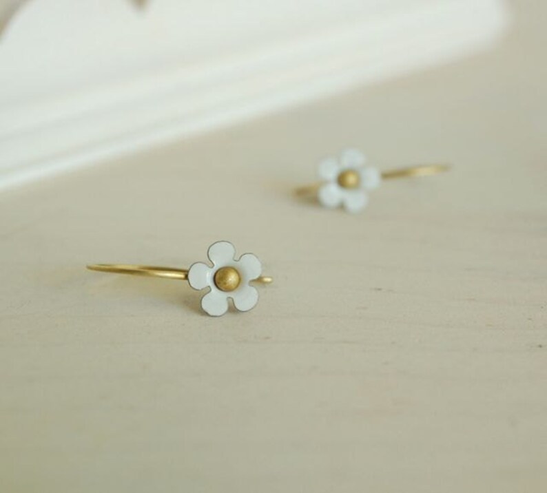 tiny white flower earring dainty daisy vintage enamel flower earrings blanc petit fleur