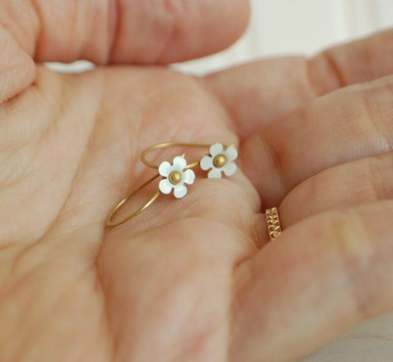 tiny white flower earring dainty daisy vintage enamel flower earrings blanc petit fleur