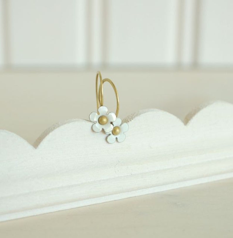 tiny white flower earring dainty daisy vintage enamel flower earrings blanc petit fleur