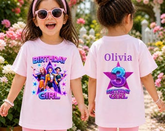 Puede incluir: Camisetas rosas con temática de cumpleaños. La parte delantera de la camiseta tiene las palabras "BIRTHDAY GIRL" con un gráfico de tres personajes de dibujos animados. La parte trasera de la camiseta tiene el nombre "Olivia" y el número "3".