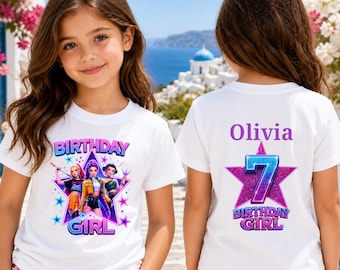 Puede incluir: Camiseta blanca con un gráfico colorido que presenta tres figuras de dibujos animados dentro de una estrella, con las palabras "BIRTHDAY GIRL". La parte posterior de la camiseta tiene el nombre "Olivia" y el número "7" dentro de una estrella, con las palabras "BIRTHDAY GIRL".