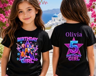 Puede incluir: Camiseta negra con un diseño gráfico colorido. La parte delantera muestra "BIRTHDAY GIRL" y el nombre "Olivia" está en la espalda. La parte delantera tiene un diseño con tres personajes de dibujos animados y la palabra "GIRL".