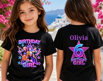 Puede incluir: Camiseta negra con un diseño gráfico colorido con el texto "BIRTHDAY GIRL" y el nombre "Olivia". La parte delantera de la camiseta tiene un diseño con las palabras "BIRTHDAY" y "GIRL" con una estrella y personajes de dibujos animados.