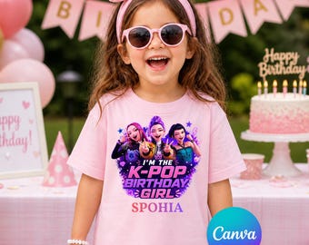 Puede incluir: Una camiseta rosa claro con un gráfico de tres personajes animados y el texto I'M THE K-POP BIRTHDAY GIRL SPOHIA. La camiseta se lleva con una diadema rosa a juego y gafas de sol oscuras, creando un conjunto de cumpleaños coordinado.