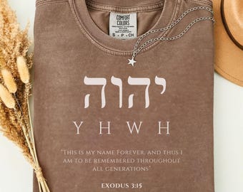 Könnte beinhalten: Ein braunes T-Shirt mit Rundhalsausschnitt, bedruckt mit weißem hebräischem Text, den Buchstaben YHWH und dem Zitat "This is my name forever, and thus I am to be remembered throughout all generations" sowie "Exodus 3:15" auf der Brust.