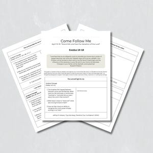 Puede incluir: Un montón de hojas de papel blanco impresas con el título "Come Follow Me" y la referencia bíblica Éxodo 14-18. Las hojas contienen texto, preguntas e indicaciones para el estudio. Los papeles están sobre un fondo gris claro.
