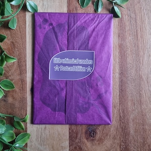 Könnte beinhalten: Ein Set aus drei Keramikbechern mit gesprenkelter, matter Oberfläche. Die Becher sind in Creme-, Hellgrau- und Dunkelgrautönen gehalten. Jeder Becher hat ein schlichtes, minimalistisches Design.