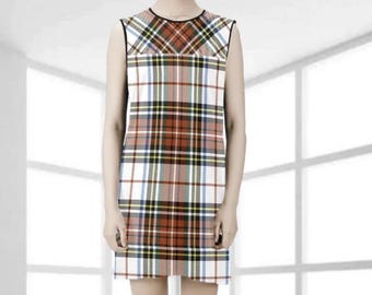 Vestido camisero a cuadros escoceses de los años 60: vestido corto a cuadros rojos, verdes, azules, amarillos y negros de estilo moderno, vestido sin mangas con diseño geométrico de MCM de los años 60