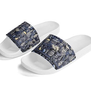 Peut inclure: Une paire de sandales blanches à brides avec un motif bleu et blanc. Le motif présente une variété de formes géométriques et de motifs.