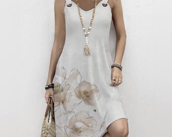 Puede incluir: Vestido sin mangas de color claro con estampado floral. El vestido tiene un escote redondo y está adornado con un collar largo de cuentas y pulseras. Se sostiene un bolso de mano de paja en la mano.
