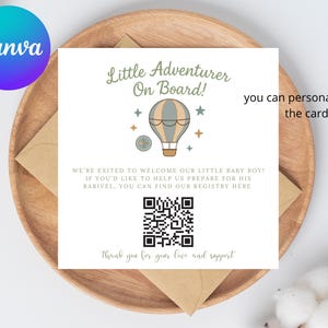 Könnte beinhalten: Eine Baby-Ankündigungskarte mit dem Text "Little Adventurer On Board!" und einer Heißluftballon-Illustration. Die Karte enthält einen QR-Code und den Text "Wir freuen uns, unseren kleinen Babyjungen willkommen zu heißen!" und "Vielen Dank für eure Liebe und Unterstützung."