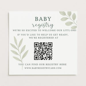 Könnte beinhalten: Quadratische Baby-Registrierungskarte mit minimalistischem Design. Die Karte zeigt die Worte "BABY registry" in einer Schreibschrift, zusammen mit Text und einem QR-Code. Dekorative grüne Blattillustrationen befinden sich in den Ecken. Die Website-Adresse ist ebenfalls enthalten.