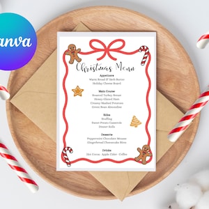 Könnte beinhalten: Eine Weihnachtskarte mit rotem Rand und festlichen Illustrationen, darunter Lebkuchenmänner und Zuckerstangen. Das Menü, das auf einem Holztablett präsentiert wird, listet Vorspeisen, Hauptgerichte, Beilagen, Desserts und Getränke für ein Weihnachtsessen auf.