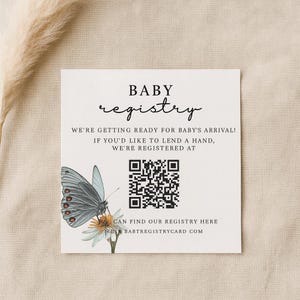 Pode incluir: Cartão quadrado de registo de bebé com texto e uma ilustração de borboleta. O cartão diz "BABY registry" e inclui as frases "WE'RE GETTING READY FOR BABY'S ARRIVAL!" e "CAN FIND OUR REGISTRY HERE". Também está presente um código QR.