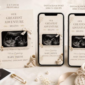 Könnte beinhalten: Eine Schwangerschaftsankündigungsvorlage mit einer 12,7 x 17,8 cm großen druckbaren Karte und zwei Smartphone-Bildschirmen mit dem Text Our Greatest Adventure Begins, We're Expecting Baby Smith Arriving January 2027, Ultraschallbild und Babyschuhen.