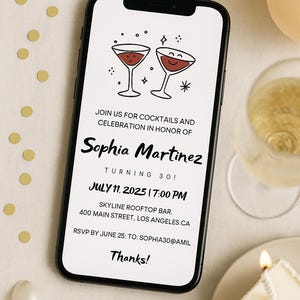 Könnte beinhalten: Ein Smartphone zeigt eine Party-Einladung zum 30. Geburtstag von Sophia Martinez mit Cocktail-Illustrationen. Die Einladung enthält Datum, Uhrzeit und Ort. Goldkonfetti und ein Stück Kuchen sind sichtbar.