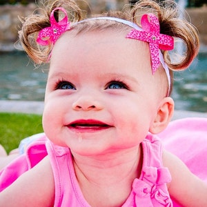 Bebe Doos Perfect Ponies - Bandeau pour bébé avec noeuds et fausses nattes de cheveux BREVETÉ