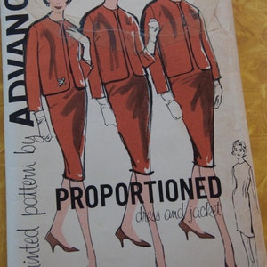 Op de afbeelding: Vintage Advance naaipatroon voor een jurk en jas, maat 12. De illustratie toont drie vrouwen in bijpassende roestkleurige outfits met jasjes en kokerrokken. Het patroon is gelabeld met "PROPORTIONED" en bevat de tekst "a printed pattern by ADVANCE".