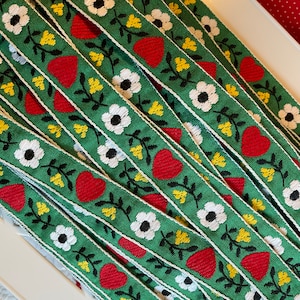 Adorable Hearts and Daisies - Vintage Fabric Valentine Christmas Holiday Trim Embroidered New Old Stock