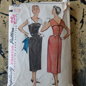 Op de afbeelding: Vintage Simplicity naaipatroon 4701 met illustraties van twee jurken. Het patroon bevat maat 12 en een borstomvang van 76 cm. Het patroon is gedrukt op elk patroondeel.