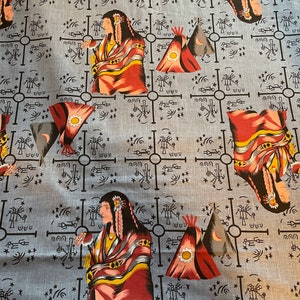 Puede incluir: Tela azul claro con un patrón repetido de figuras nativas americanas, tipis y formas geométricas. Las figuras se representan de perfil, con ropa colorida. Los tipis presentan diseños de sol y luna.