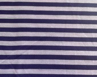 Könnte beinhalten: Nahaufnahme eines Stoffes mit horizontalen Streifen. Die Streifen wechseln sich zwischen Marineblau und Hellgrau ab. Der Stoff scheint ein Strick- oder Jersey-Material mit weicher Textur zu sein. Das Muster ist über die gesamte Oberfläche gleichmäßig.