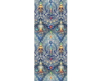 Op de afbeelding: Yogamat met een herhaald patroon van mediterende figuren, mandala's en chakra-symbolen. Het ontwerp heeft tinten blauw, teal en goud, wat een serene uitstraling creëert. De mat is rechthoekig en ontworpen voor lichaamsbeweging.