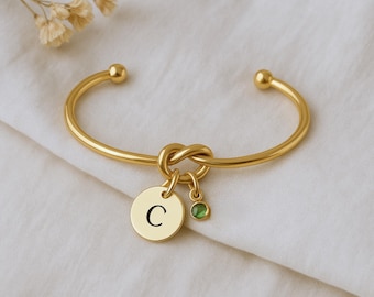 Gouden knoop armband: gepersonaliseerde bedel met initiaal en geboortesteen