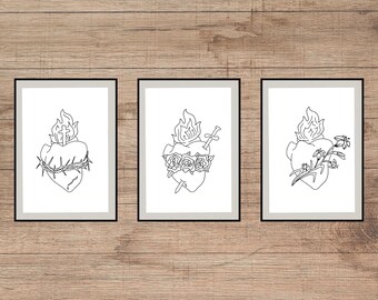 Può includere: Tre disegni in bianco e nero di un cuore con fiamme, una corona di spine e una spada. Il cuore nella prima immagine è circondato da una corona di spine. Il cuore nella seconda immagine è circondato da una corona di rose e trafitto da una spada. Il cuore nella terza immagine è circondato da un fiore.