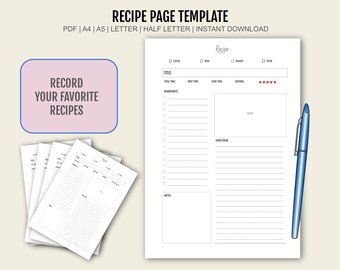 Könnte beinhalten: Eine Rezeptvorlage mit dem Text "RECIPE PAGE TEMPLATE" oben. Die Vorlage enthält Abschnitte für Zutaten, Anweisungen und Notizen. Ein blauer Stift liegt auf der rechten Seite, und ein Stapel Rezeptseiten befindet sich links.
