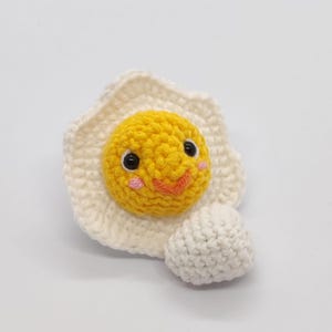 Patrón de crochet de huevo feliz Sunny Side Up, tutorial de amigurumi de huevo de peluche en PDF en inglés, linda comida a crochet, patrones fáciles de amigurumi hechos a mano