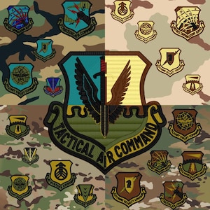 Peut inclure: Un ensemble d'écussons brodés militaires, dont un central avec l'inscription "TACTICAL AIR COMMAND" et un motif d'épée et d'ailes. D'autres écussons affichent des textes comme "STRATEGIC AIR COMMAND" et "MILITARY AIRLIFT COMM" sur un fond camouflage.