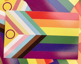 Sticker met de vlag van de Inclusieve Vooruitgang voor Mensen met een Handicap | Buitensticker met de Inclusieve Regenboogvlag