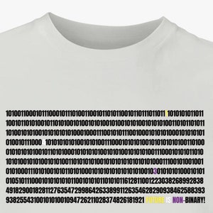 Könnte beinhalten: Ein weißes T-Shirt mit einem schwarzen und gelben Design, das eine lange Reihe von Binärcode mit dem Text "FUTURE IS NON-BINARY!" am unteren Rand zeigt.