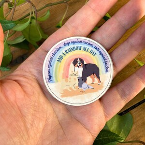 Duiven tegen het classisme, honden tegen racisme, katten tegen fascisme en de hele dag een regenboogstickers tegen discriminatie