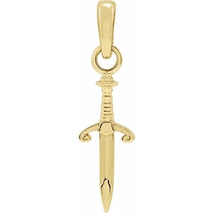 Puede incluir: Un colgante dorado con forma de espada. El colgante tiene un lazo para una cadena, una empuñadura detallada y una hoja puntiaguda. El colgante de espada es una joya.