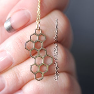 Collar con colgante de bronce natural con forma de panal y hexágonos que favorece el feng shui