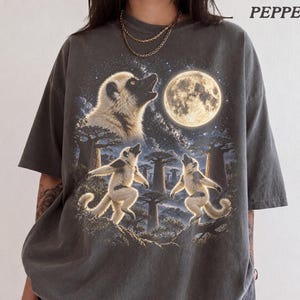 Tre Sifakas T-shirt, Månen T-shirt, Vintage Sifakas Full Moon Howling T-shirt, 90-tals djurgrafik T-shirt, Sifaka-älskare gåva, Komfortfärger T-shirt