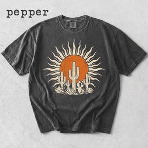 レトロデザートカクタスシャツ、ウエスタンサンセットTシャツ、ボヘミアンサウスウェスタンTシャツ、ヴィンテージアリゾナグラフィックTシャツ、コンフォートカラーズシャツ