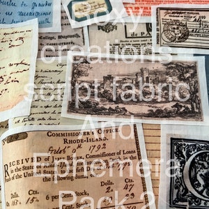 K&ouml;nnte beinhalten: Ein Vintage-Papierpaket mit verschiedenen Bildern und Texten. Das Paket enth&auml;lt eine Schwarzwei&szlig;illustration eines Geb&auml;udes, eine Briefmarke mit dem Text "POSTES ET TELEGRAPHES FRAN&Ccedil;AISE" und ein Dokument mit dem Text "COMMISSIONER'S OFFICE. RHODE-ISLAND. Gelob 9th 1792".