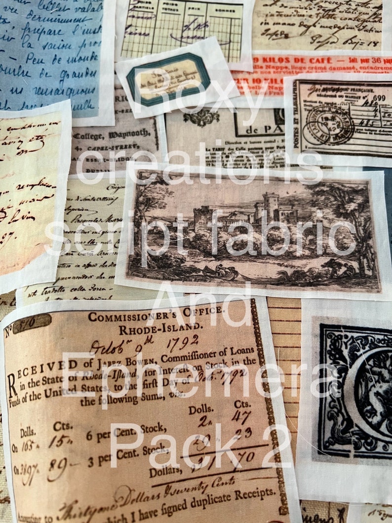 K&ouml;nnte beinhalten: Ein Vintage-Papierpaket mit verschiedenen Bildern und Texten. Das Paket enth&auml;lt eine Schwarzwei&szlig;illustration eines Geb&auml;udes, eine Briefmarke mit dem Text "POSTES ET TELEGRAPHES FRAN&Ccedil;AISE" und ein Dokument mit dem Text "COMMISSIONER'S OFFICE. RHODE-ISLAND. Gelob 9th 1792".