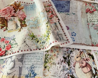 Puede incluir: Una colección de cuadrados de tela con diseños florales y vintage. La tela tiene un fondo blanco con una variedad de patrones florales, incluyendo rosas, nomeolvides y otras flores delicadas. La tela también incluye texto e ilustraciones de inspiración vintage, como un conejo, un pájaro y un reloj. La tela es perfecta para manualidades, acolchado y otros proyectos creativos.