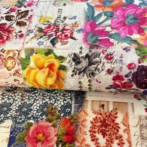 Può includere: Primo piano di un tessuto floreale con un design patchwork. Il tessuto presenta vari motivi floreali nei toni del rosa, giallo, rosso e blu, con alcune sezioni che includono scritte. Il tessuto ha un'estetica vintage e romantica.