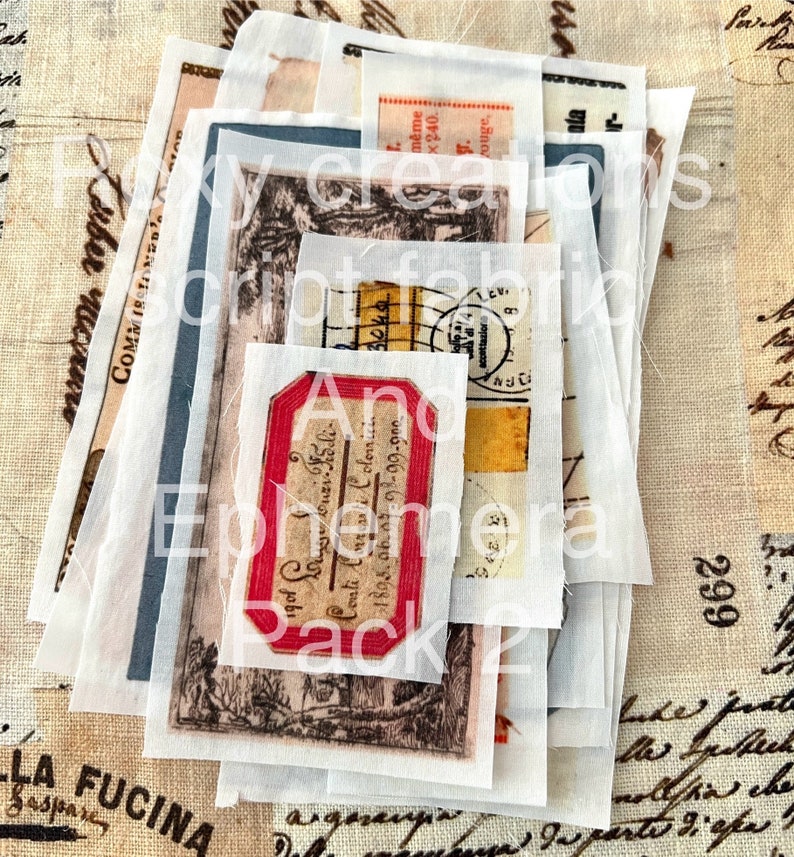 K&ouml;nnte beinhalten: Ein Stapel Vintage-Ephemera-Papiere mit einem roten Etikett, auf dem "190f Conte Anys i Colornici 1893.06.05 98-99-900" steht. Die Papiere sind mit verschiedenen Mustern und Texten in Schwarzwei&szlig; bedruckt.