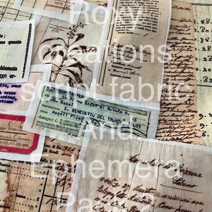 K&ouml;nnte beinhalten: Eine Sammlung von Vintage-Ephemera-Papieren mit handschriftlichem Text und Illustrationen. Die Papiere sind in verschiedenen Braunt&ouml;nen, Creme und Wei&szlig; gehalten. Einige Papiere haben verblasste Tinte und sind leicht zerrissen. Die Papiere sind in einem zuf&auml;lligen Muster angeordnet und erzeugen einen Collage-Effekt.
