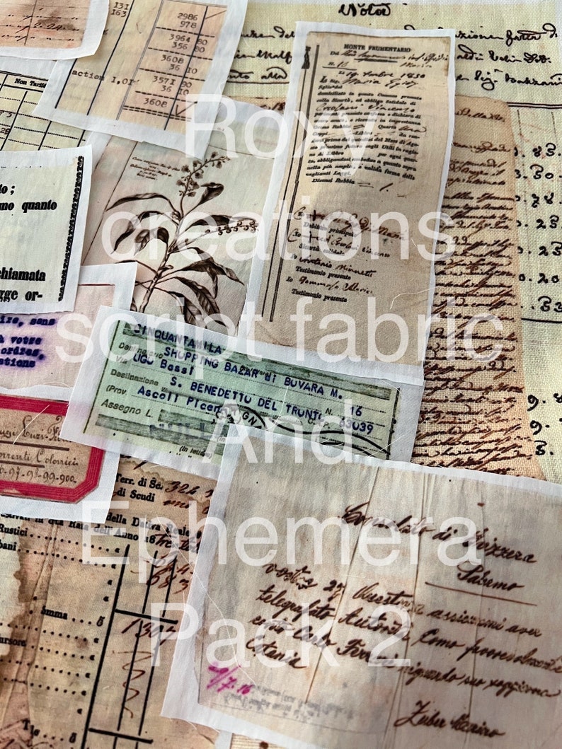 K&ouml;nnte beinhalten: Eine Sammlung von Vintage-Ephemera-Papieren mit handschriftlichem Text und Illustrationen. Die Papiere sind in verschiedenen Braunt&ouml;nen, Creme und Wei&szlig; gehalten. Einige Papiere haben verblasste Tinte und sind leicht zerrissen. Die Papiere sind in einem zuf&auml;lligen Muster angeordnet und erzeugen einen Collage-Effekt.