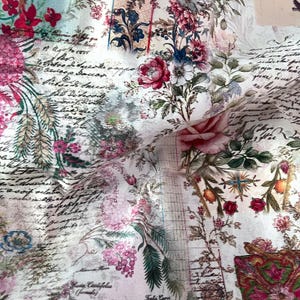 Op de afbeelding: Een witte stof met een vintage-geïnspireerde print met cursief handschrift, botanische illustraties van roze en rode rozen, groen gebladerte en rasterlijnen. Het ontwerp bevat tekst zoals Mimosa Rosa en Rosa Centifolia (formale).