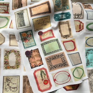 Könnte beinhalten: Weißer Stoff mit verschiedenen Vintage-Etikettenmotiven bedruckt. Die Etiketten zeigen verzierte Rahmen, Blumenillustrationen und handschriftliche Schrift in Beige-, Rot-, Grün- und Blautönen. Einige Etiketten enthalten den Text "de Paris" und "1819".