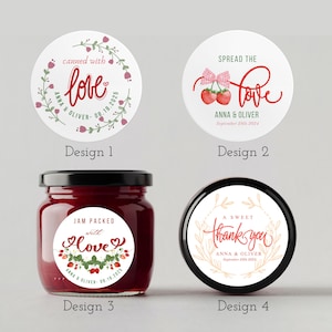 Peut inclure: Quatre modèles d'étiquettes pour bocaux. Design 1 : étiquette blanche avec le texte "canned with love" et "Anna & Oliver 08.19.2025". Design 2 : étiquette blanche avec le texte "Spread the love" et "Anna & Oliver September 29th 2024". Design 3 : pot avec étiquette "Jam packed with love". Design 4 : couvercle noir avec étiquette "A sweet thank you".