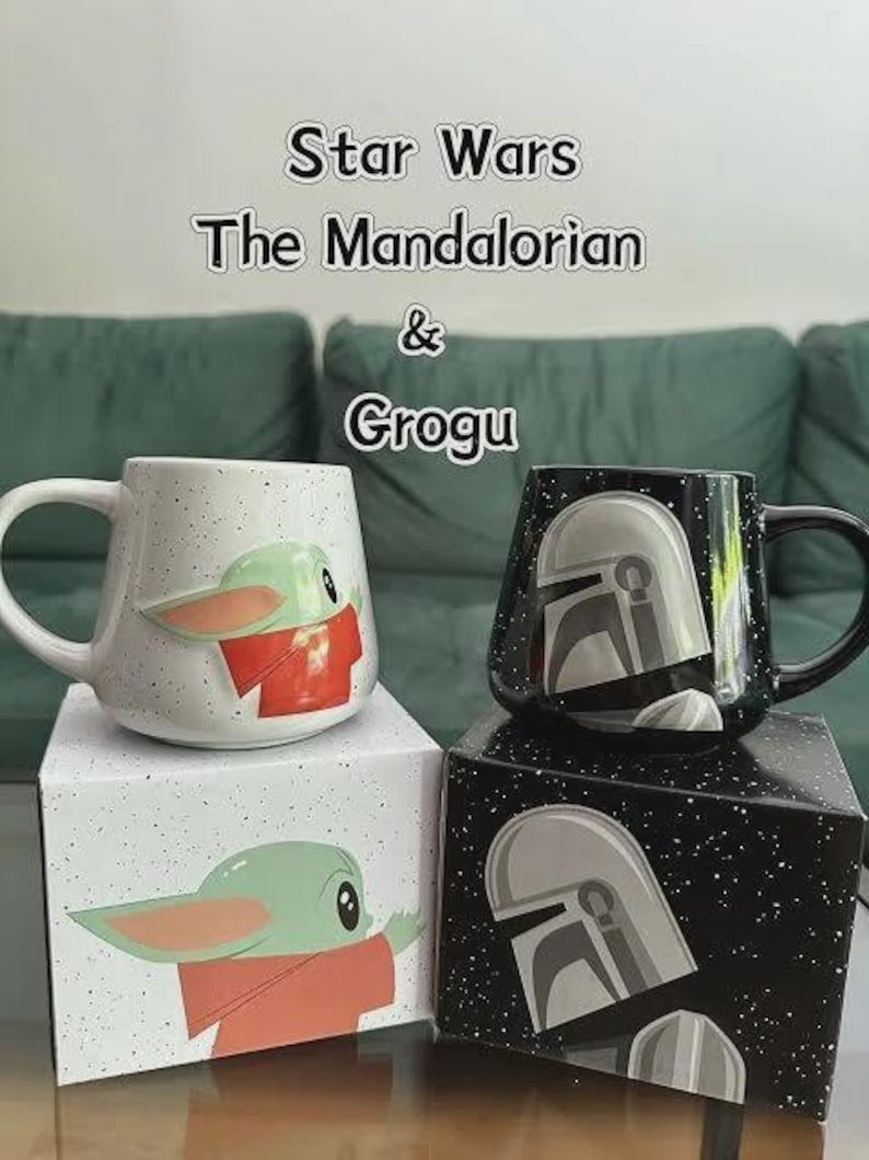 Puede incluir: Dos tazas de cer&aacute;mica de Star Wars The Mandalorian & Grogu. Una taza blanca moteada muestra a Grogu con t&uacute;nica roja, mientras que la otra taza negra moteada muestra un casco mandaloriano. Cada taza se apoya sobre su caja ilustrada.